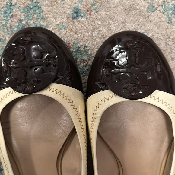 TORY BURCH Women's Beige & brown patent leather ballet flats shoes MINNIE - Picture 6 of 10